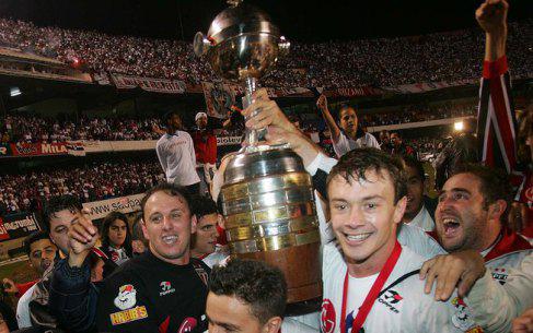 _nestedia_'s tweet photo. Em 2005, o São Paulo venceu o Atlético-PR no Morumbi por 4-0 e sagrou-se tricampeão da Libertadores. http://t.co/3FBwq1CM1K