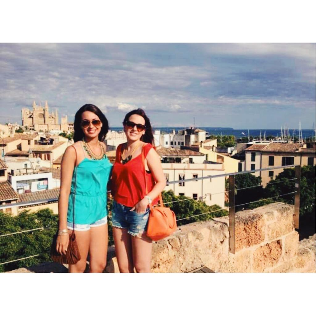 CeliaZan's tweet photo. Hoy cumple años una de las mejores personas que conozco @ohmydarlingM FELICES 21 titi ❤🎂👭 #quetequieromásquená http://t.co/MUJjjmM2wC