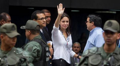 DolarToday's tweet photo. Definitivamente, a #EstaMujerLeTemen todos apoyando y haciendo RT a @MariaCorinaYA http://t.co/JY4J1W5e6W