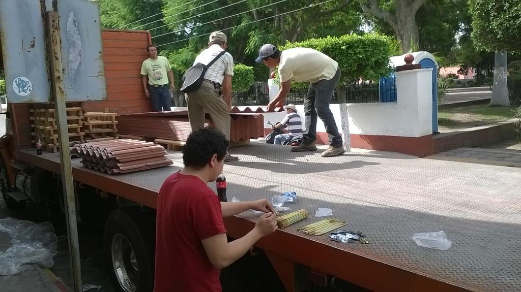 LUCEROLAIZ's tweet photo. Por primera vez jantetelco morelos;son beneficiados con lamina...gracias a la @congregacion_mt  y a su consejo ctm. http://t.co/3ZWZEDAAIo