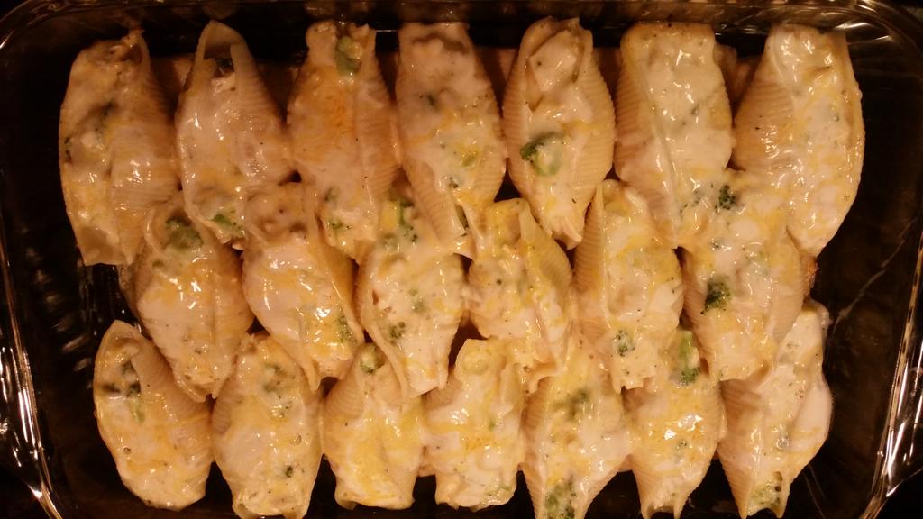 Slm80Budde's tweet photo. Chichen &amp; Broccoli Alfredo stuffed shells = yummmm http://t.co/R7N26DCy0E