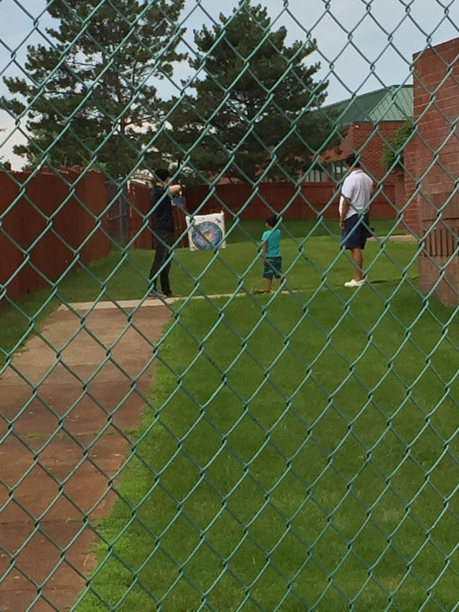 Seabird212's tweet photo. An Asian man was practicing archery by my pool today. Scary part was that he wasn't very good ...😳 http://t.co/lYVjgELCrr