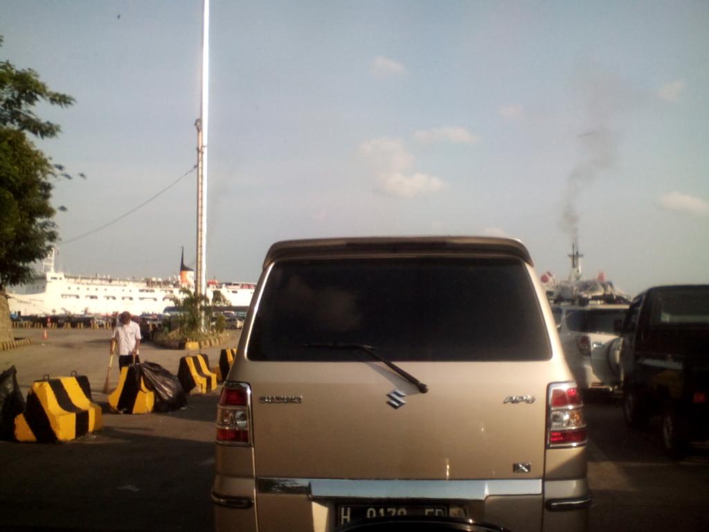TorryFardiyanto's tweet photo. @RadioElshinta Antrian masuk Merak Sea Port tertib, banyak petugas memandu, walaupun padat kendaraan http://t.co/viAKXNwzyX