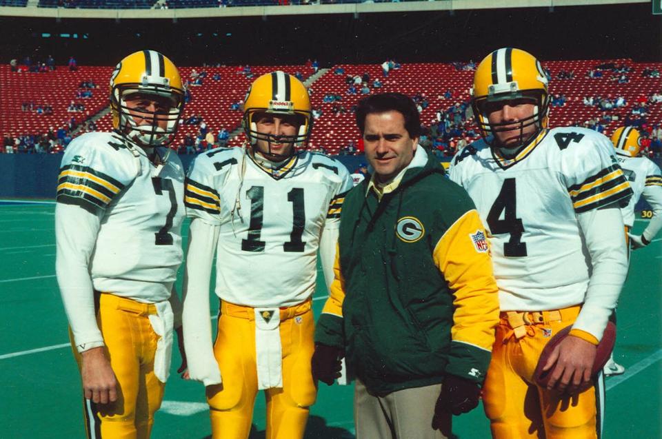 packers's tweet image. Brett Favre with some of his #Packers coaches.

#FavreWeek