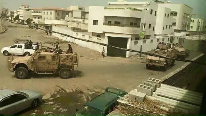 الحوثيون يواصلون تراجعهم في عدن وقوات هادي تُسيطر بعد المطار على الميناء CJ6pbDTVAAA5ux8