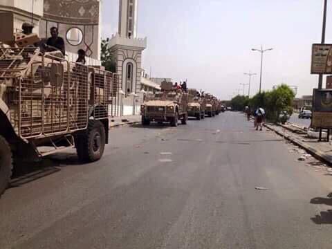 الحوثيون يواصلون تراجعهم في عدن وقوات هادي تُسيطر بعد المطار على الميناء CJ6pcTLUAAADC7v