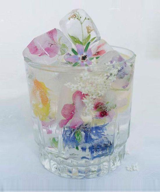 Erumaer New 食べられちゃう フラワーアイスキューブが美しい Http T Co Krwneqzuc6 氷の中に花が咲く 不思議で綺麗なアイスキューブ 作り方も簡単で おもてなしにもぴったりです Http T Co Urngijielc