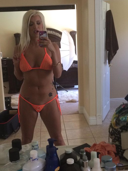 I may have lost weight but I still got my booty!! 🍑 http://t.co/ybOJjLV1Iw