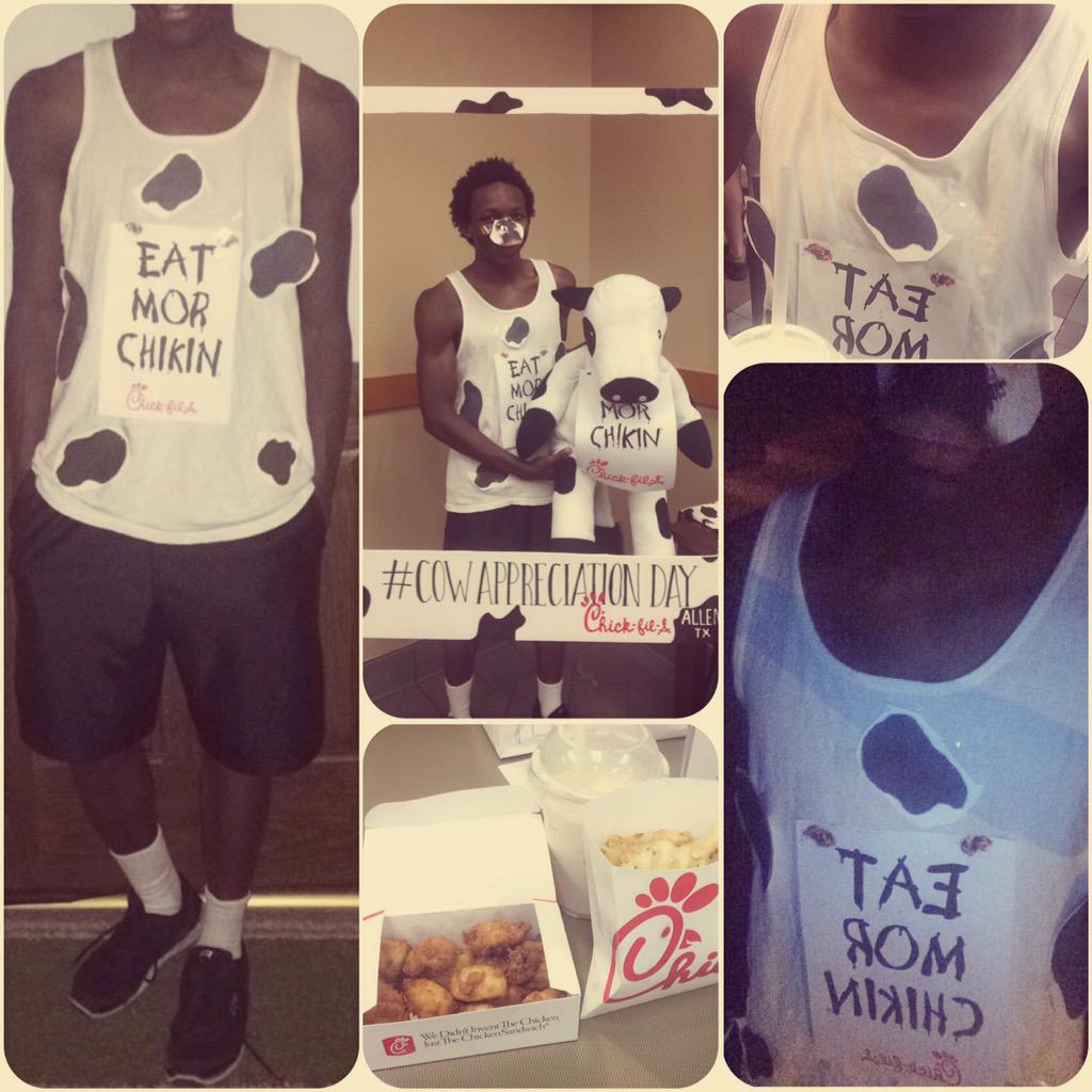 TheOnlyCharlesB's tweet image. "dress up like a cow and get free chik fil a" 💀💀💀 #HateOnIt #IGotFreeFood #CowAppreciationDay