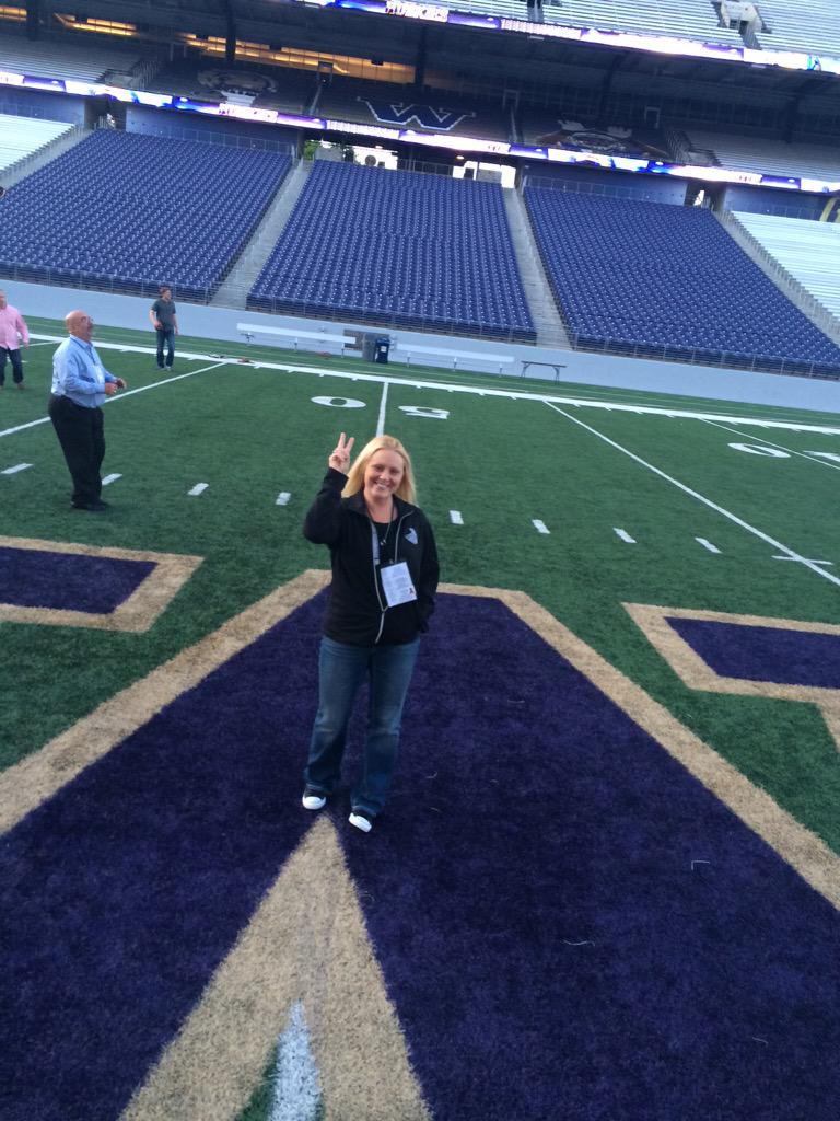 Brklynz20's tweet photo. Gotta represent the TROJANS...even in Husky Stadium! #FightOn #IDEASeattle http://t.co/EdvWA29Ots