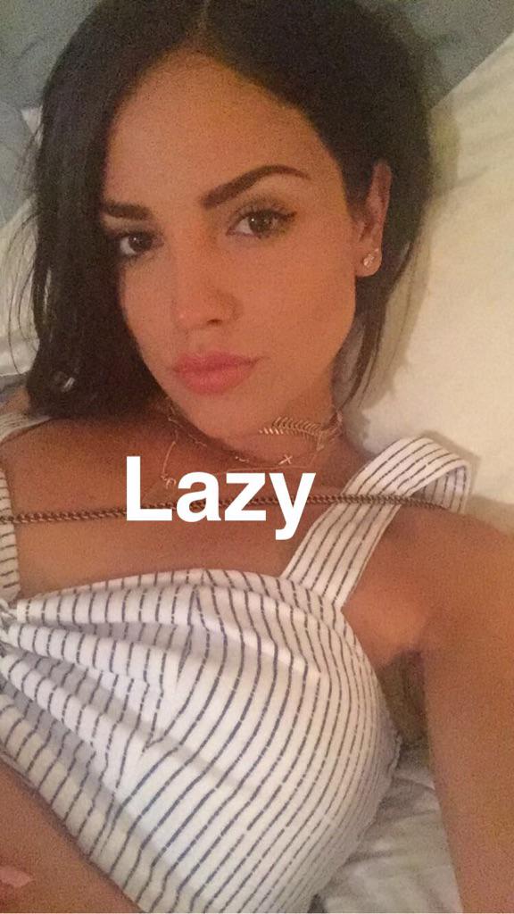 eizamusica's tweet photo. Current mood. Desempacando, limpiando, lavando y así. La vida de ama de casa no es fácil 😭 http://t.co/Opok4HMd4m