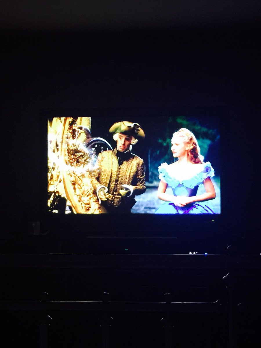 machadooficial's tweet photo. #MamaParty #Vacations #Movies #Cenicienta con mi niña! Que bella película @DisneyPictures @mamis_solas http://t.co/NMEDVRulHs