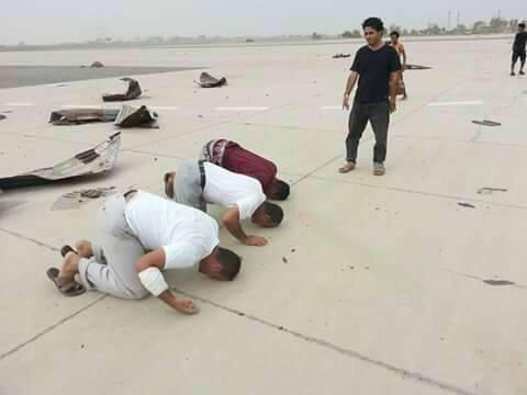alhmaaadi's tweet photo. #عدن_تنتصر 
سجدوا لله شكرًا 
بعدما حققوا الانتصار في #عدن  
#عدن_تشكر_سلمان http://t.co/skyUvxOUD6
