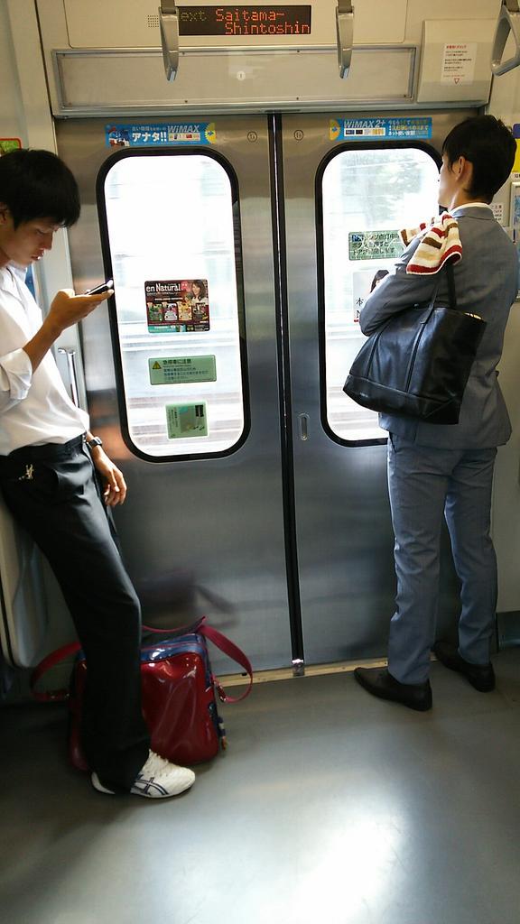 みそぱん ฅ Na Twitteru そうださいたまスーパーアリーナ行く前に電車乗ってたらイケメン学生とイケメンリーマンが並んでた ちょっと壁ドン的なシュチュを期待してたけど何も起こらず Http T Co Irxvwtihvs Twitter