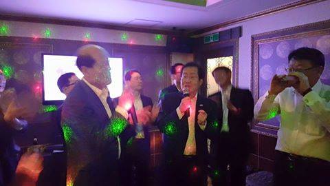 폭탄주에 노래방…홍준표 지사가 소통하는 법
hani.co.kr/arti/society/s…