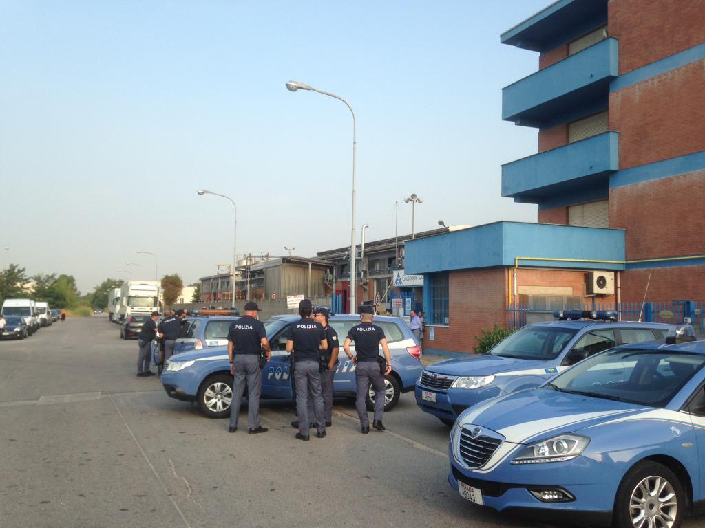 si_cobas's tweet image. #gls #Rho polizia in forze per sgomberare il picchetto avanti fino alla vittoria #sciopero #dignita' #ccnl