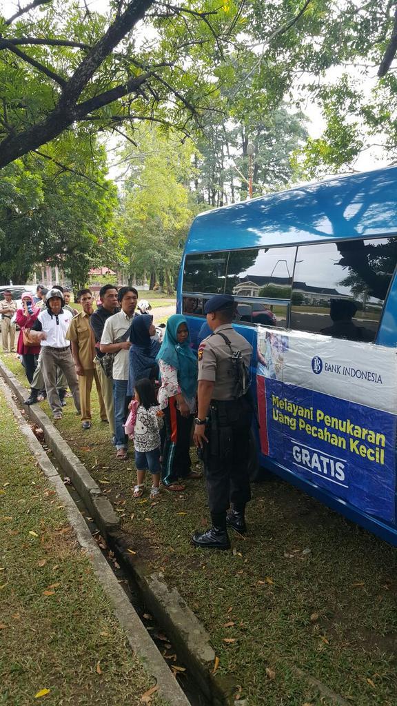 BankIndonesiaJB's tweet photo. Mobil kas keliling BI menyambangi Ktr Gubernur Jambi hari ini. Siap melayani penukaran uang masyarakat jelang lebaran http://t.co/MpEF0ZNk2K