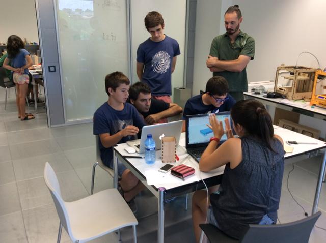 FabLabStQ's tweet photo. Los alumnos #fabkidsStQ enseñan proyectos @Creanova_makers http://t.co/dFvqYMELcI