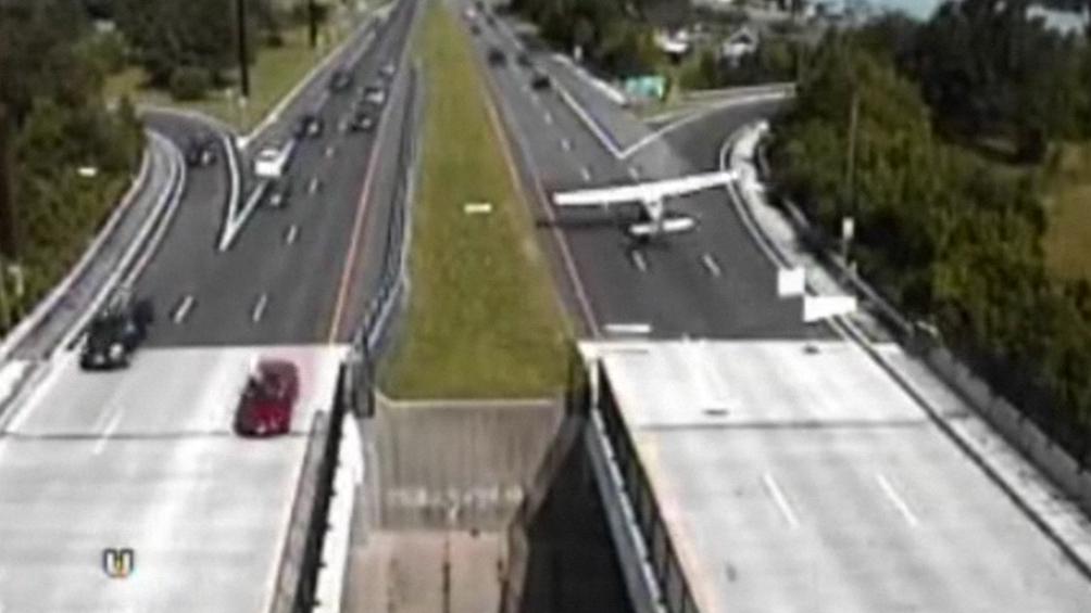 rtenews's tweet photo. Video shows plane making emergency landing on US highway. http://t.co/OKPBW3PxTt http://t.co/4QNUng7Rxo