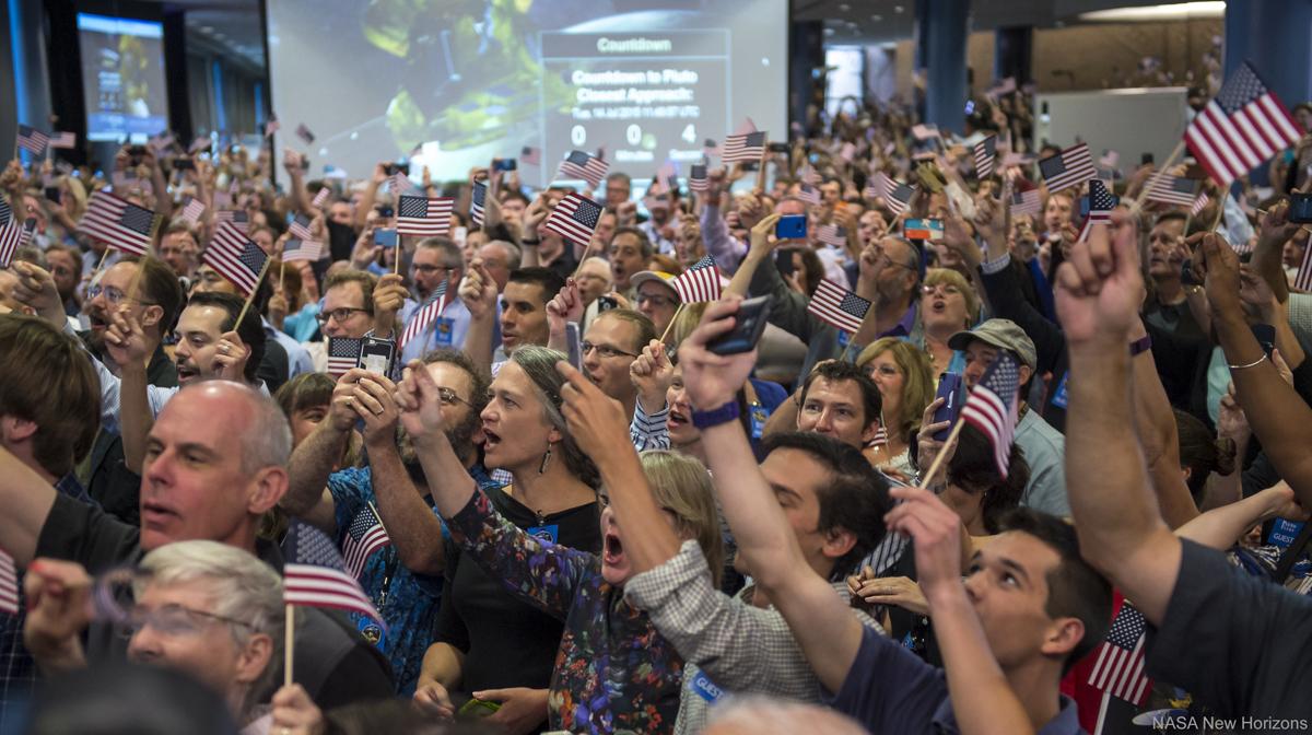 NHM_London's tweet photo. Loved #PlutoFlyby? We're live with @NASANewHorizons scientist @kennicosmith @NatureLive, 14.30 http://t.co/vs9GAn3Wm1 http://t.co/pJ6xIP6x2K