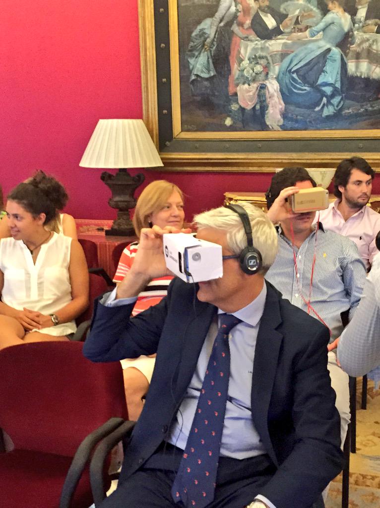 elespanolcom's tweet photo. Viendo 'Porgy and Bess' en 360 en @Teatro_Real http://t.co/8xkN68g66W #opera360 #VR http://t.co/ELi5B1MwAs