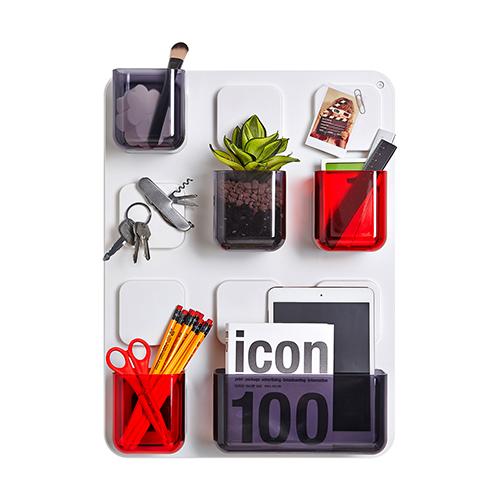 'U.tile : magnetic wall organizer' 로 깔끔한 수납해보세요
 흰 보트에 클립, 핀 등 금속 소재 소품을 거치할 수 있습니다.
 블랙, 그린, 레드컬러로 포인트를 더했습니다.