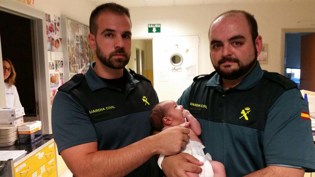 guardiacivil's tweet photo. #FelizMiercoles para Carlos y Andrés, 2 Guardias Civiles que han rescatado a este bebé de un contenedor en #Madrid http://t.co/cyOkhdqUot