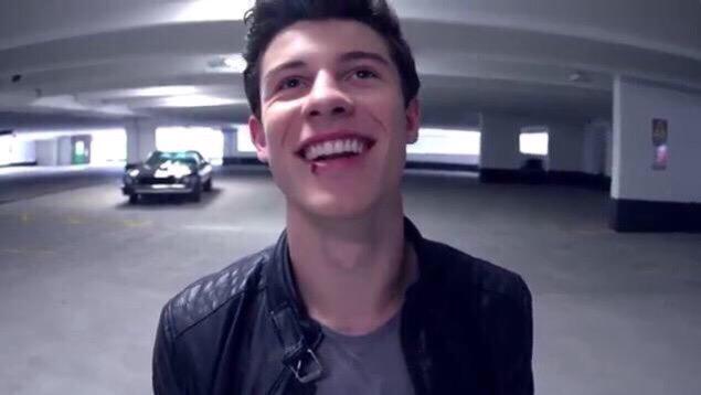 sdkftshawn's tweet photo. so in love w u 😻 @ShawnMendes #StitchesVideoBTS http://t.co/k51S83t1q5