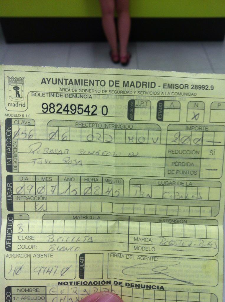 geritorules's tweet image. La de que cuando llegas a tu destino subes a la acera por el paso de cebra. @BiciMAD @MADRID @policiademadrid