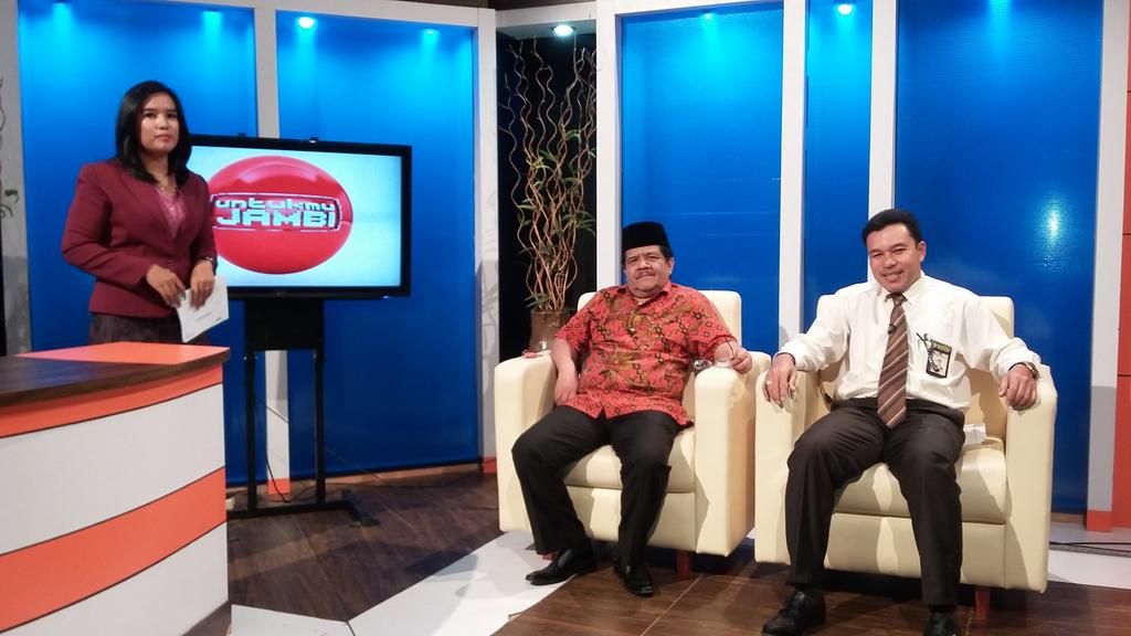 BankIndonesiaJB's tweet photo. Dialog interaktif di TVRI jambi h.i. narsum Bp. Poltak Sitanggang (BI Jambi) &amp; Bp. Syamsurizal Tan (pengamat ekonomi) http://t.co/3VKXmFMvYJ