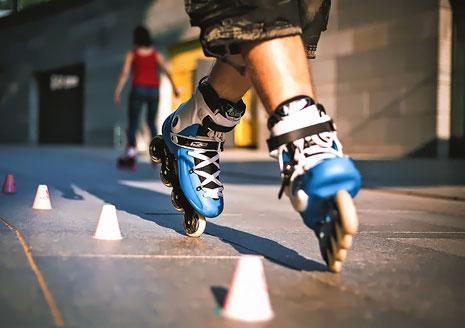 Роллеры катаются. Как работают роллеры. Катание на роликах. Ролик. Катание на роликовых коньках.