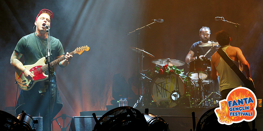 “Koptu bu kervan, gider durmaz” sözleri, #FGF2015'te sizi coşturacak hangi Athena şarkısından?