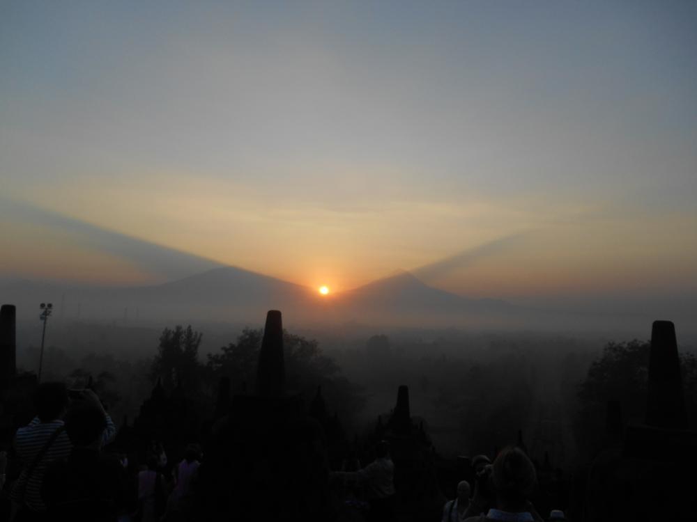 Yang mau Hunting Sunrise di Borobudur ini neh caranya buff.ly/1HKFaXX #OhNoLouis #RT #Follow #jalan2