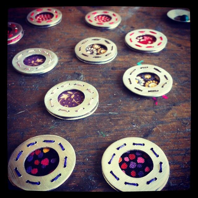 osmitjoies's tweet image. Preparant un gran assortit d&apos;arrecades que aviat trobareu a la botiga @lapusagirona #osmit #osmitjoies #osmitjoyas