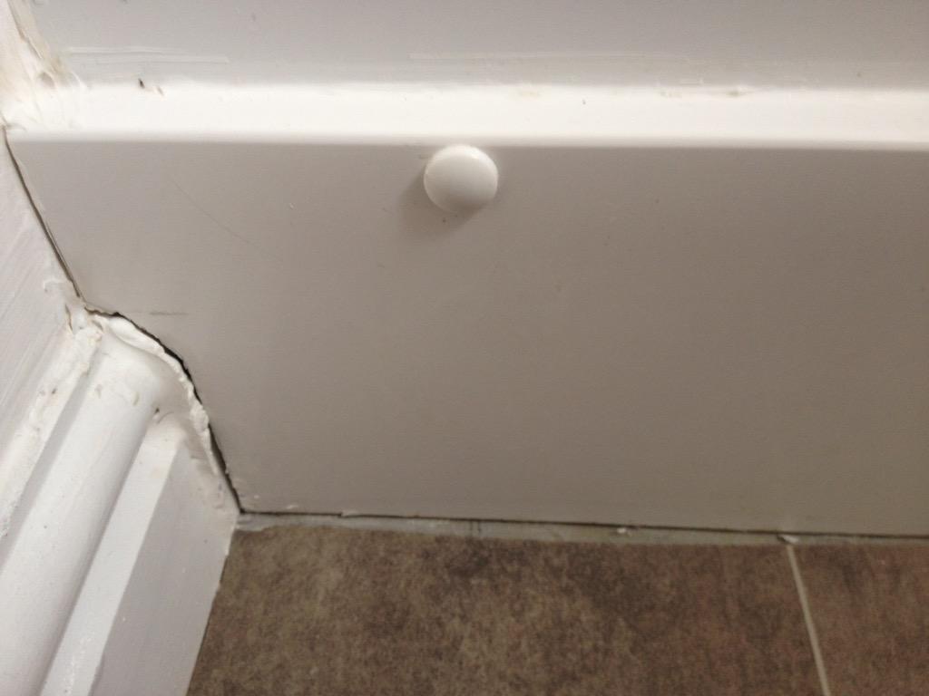 DarrenCheverton's tweet photo. #gleesonhes would not fix bodge job of show cubicle. So decided to DIY. Found 2empty cans of special brew 9%. Shockin http://t.co/eaGtqQaBTU