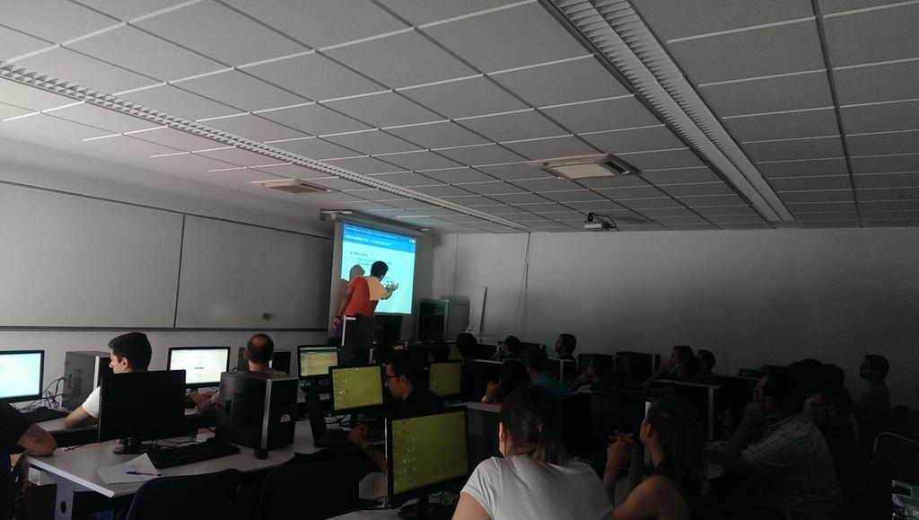 jnmazon's tweet image. Taller de #textmining en #bigdataUA con @jeojavi