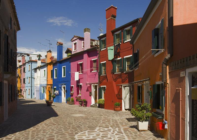 Boxes2move's tweet image. Quirky and colourful, would you ever paint your home? #property