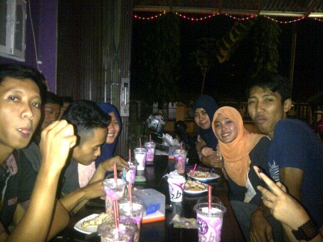 ayupiem's tweet photo. Nananina cc: @triiewahyu @er_enka @bary_adiee #feri #febry #ndoyo #aji #Eva #Nita http://t.co/2bbFq5sZJt