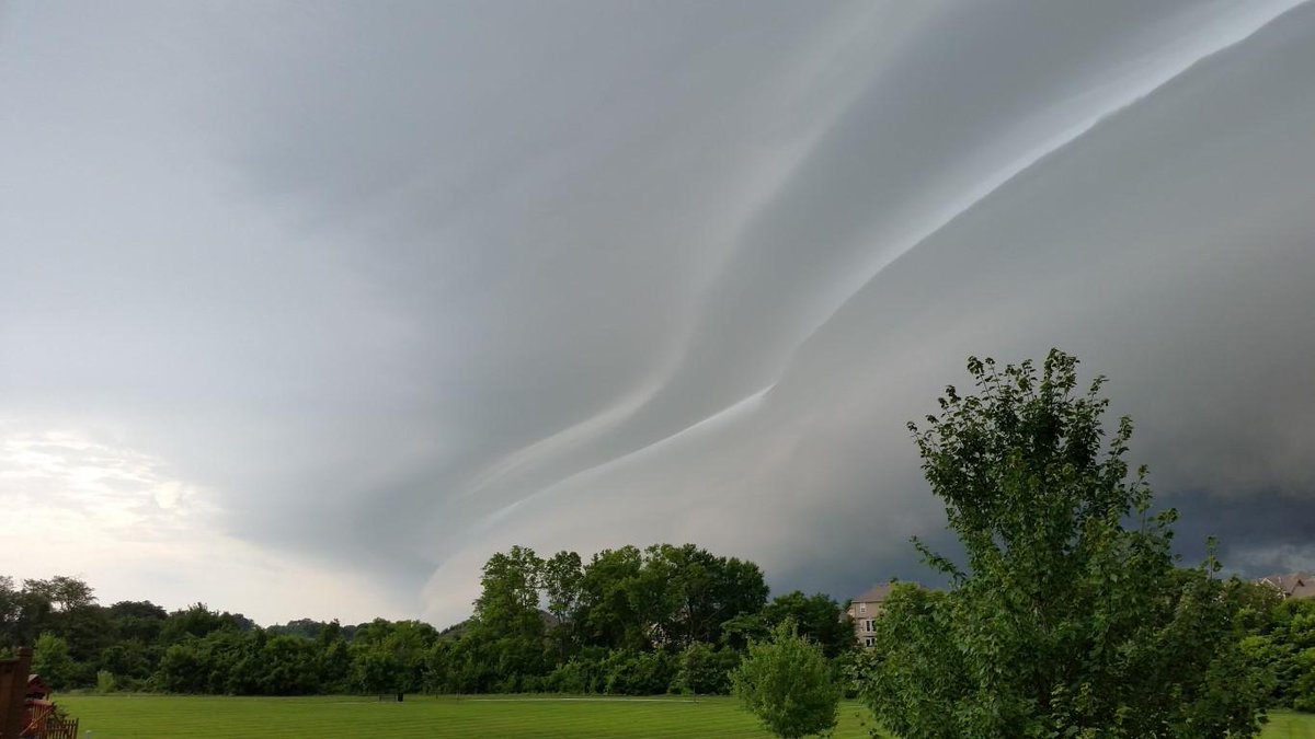 hockeybrad's tweet image. 196. Drawing Lines. I'll stop posting sky pictures when the sky decides to chill out. #storms #midwest #moweather