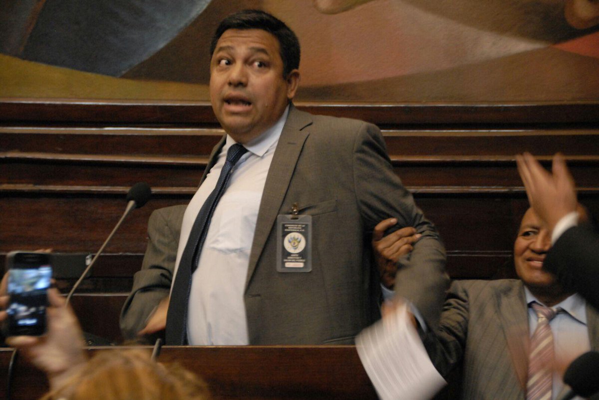 el_Periodico's tweet photo. Carlos Mendoza ( Humanistas Seculares), retirado del estrado al oponerse a ley de instrucción bíblica. F:J.Lam http://t.co/qlAYxUthvy