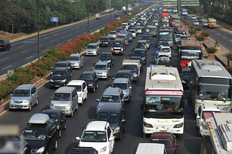 dany_julius's tweet photo. Bae bae nyampe, tau nya udh imlek RT @Metro_TV: [Populer] H-2, Tol Cikampek Macet 23 KM http://t.co/zI0iYsrWWT http://t.co/UhBzcVGwIo