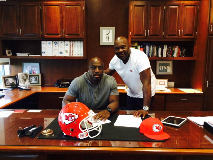 gbo74's tweet photo. Blessed To make @JHouston50 the highest paid  LB in the NFL #blessed #hardestworkingagent http://t.co/Gt4F5X7QyW