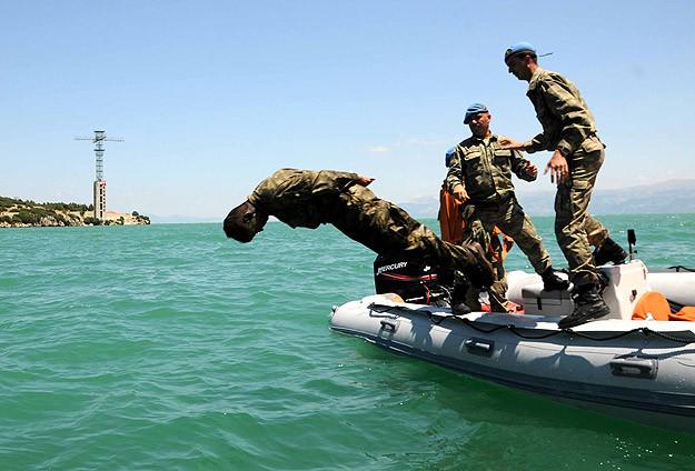 Seçkinler yetişiyor👏👏<a href="/anadoluajansi/">Anadolu Ajansı</a>: Komandoları el, ayak ve gözlerini bağlayarak suya attılar u.aa.com.tr/556497