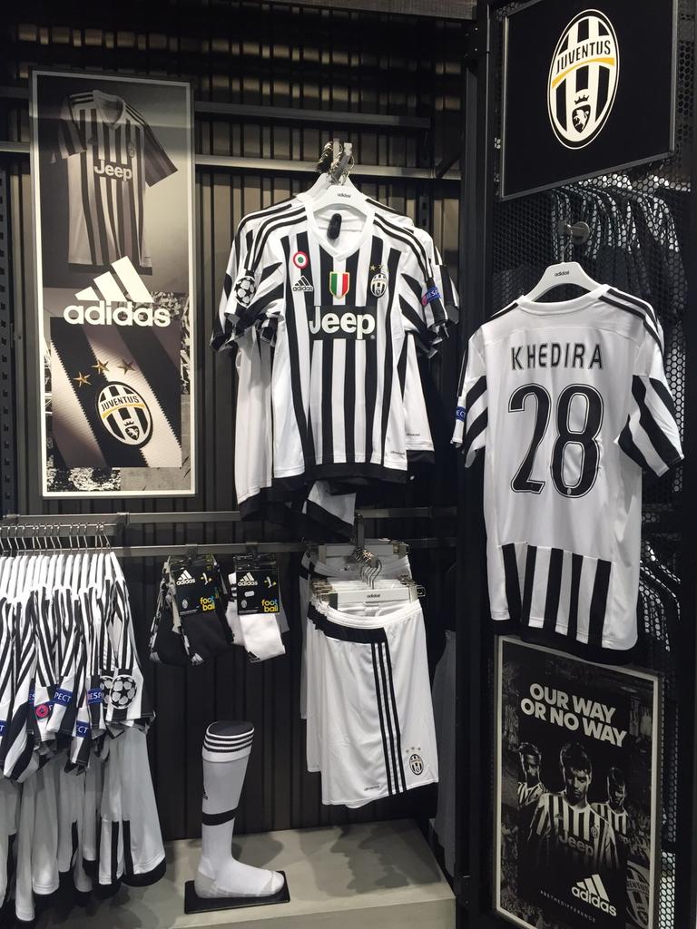 JuventusFC on Twitter: "La camiseta número 28 ya está allí y os espera en el Stadium Megastore y en http://t.co/pksfJrDtTT #KhediraDay http://t.co/Tvrh2gyhHW" Twitter
