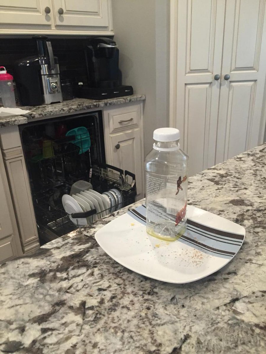 AmandaMasthay's tweet photo. @TimMasthay You got sooo close to the dishwasher this morning, honey. #keeptrying #youllfindit π http://t.co/bh2EX0UxbQ