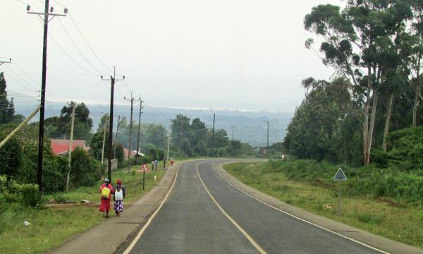 HisiaSafaris's tweet photo. Una forma de #transporte para muchos #kenianos es caminar, excelente cuando se vive sin prisas #Africa #safari #pole http://t.co/y2NNvLb90U