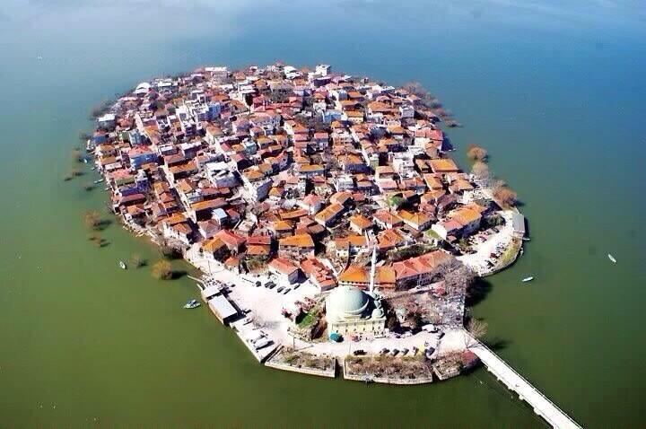 Şu köy Yunanistan'da veya Arjantin'de falan olsaydı herkes bilirdi ama burası Bursa-Gölyazı köyü.