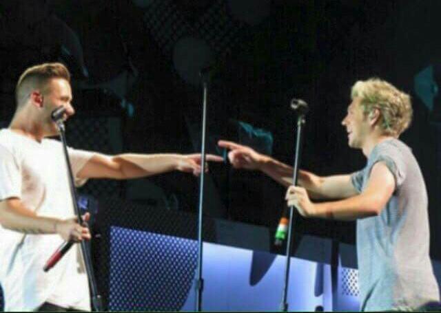TeamDirectionBR's tweet photo. Zayn deixou a 1d
Harry é ameaçado 
Louis vai ser pai

Enquanto isso liam e niall girls http://t.co/9LFXla9igX