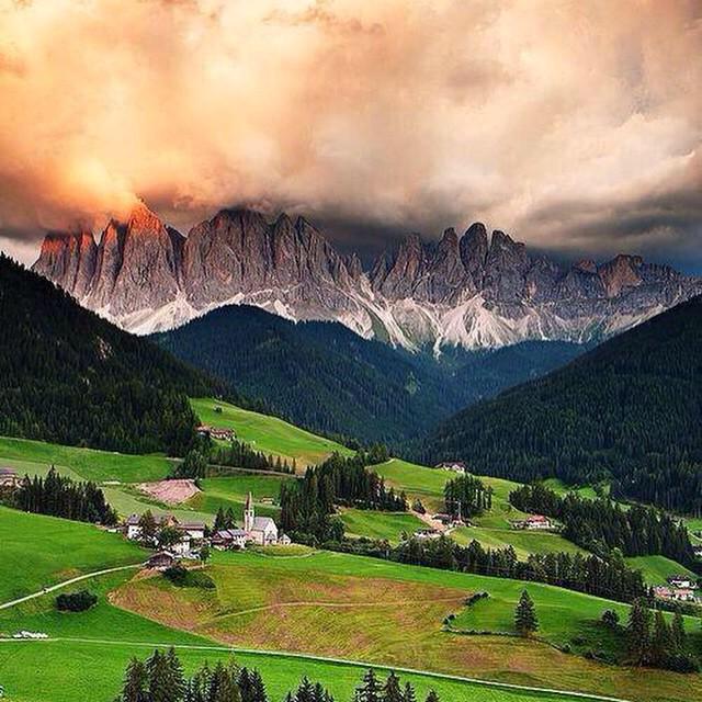 Super_EarthPics's tweet photo. The Dolomites, Italy http://t.co/pm8IliUdyw
