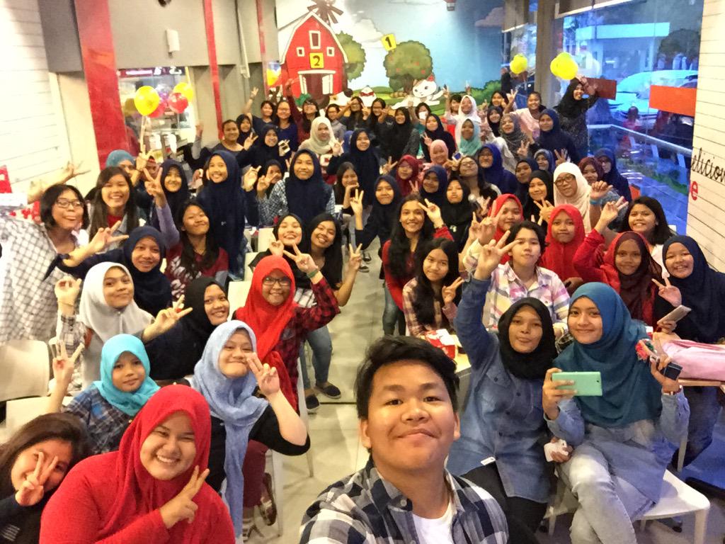 TeukuRyz's tweet photo. Sehabis visit store di kfc gajah mada medan! Yihaaa #CJR1stAlbum http://t.co/7rNdCNf8YT